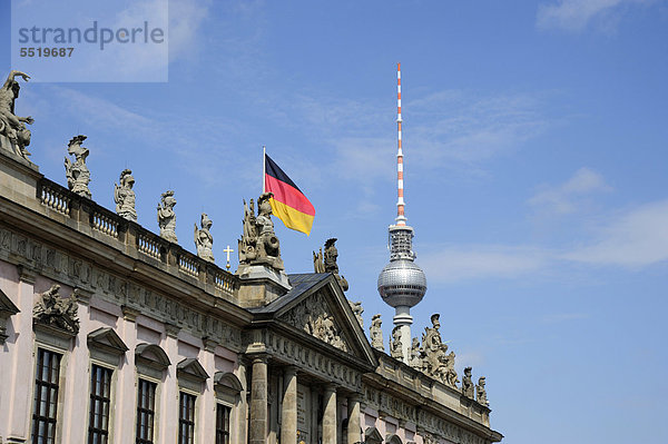 DHM  Deutsches Historisches Museum im Zeughaus  dahinter den Fernsehturm  Berlin Mitte  Deutschland  Europa