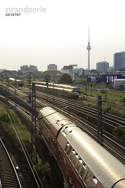 Zug unterfährt der Warschauer Brücke in Friedrichshain  dahinter der Fernsehturm  Berlin  Deutschland  Europa