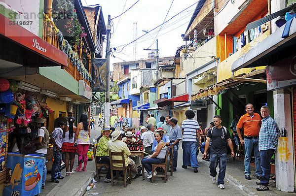 Menschen feiern auf der Straße  Armenviertel Comuna 13  Medellin  Kolumbien  Südamerika  Lateinamerika  Amerika