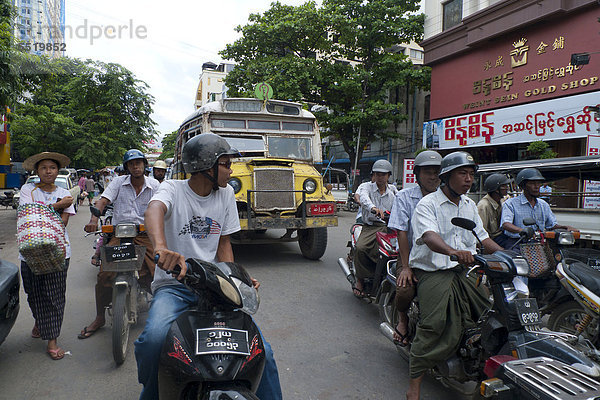 Städtisches Motiv Städtische Motive Straßenszene Straßenszene Mann Fernverkehrsstraße Omnibus Kickboard Fußgänger Südostasien Myanmar Asien Markt alt