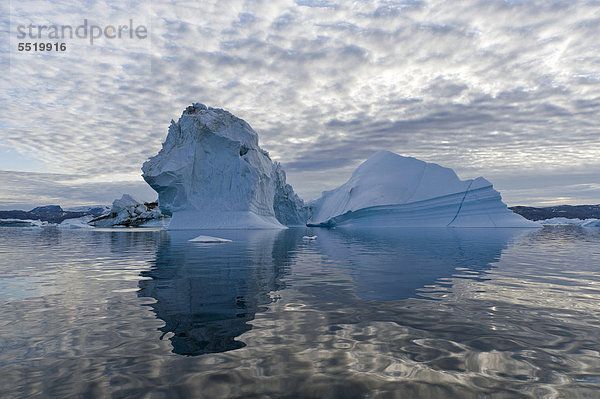 Eisberge  Spiegelung  Sermilik-Fjord  Ostgrönland  Grönland