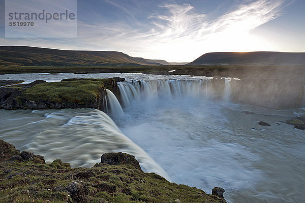 Wasserfall Go_afoss  Godafoss  Wasser des Skj·lfandafljÛt Fluss  Island  Nordeuropa  Europa