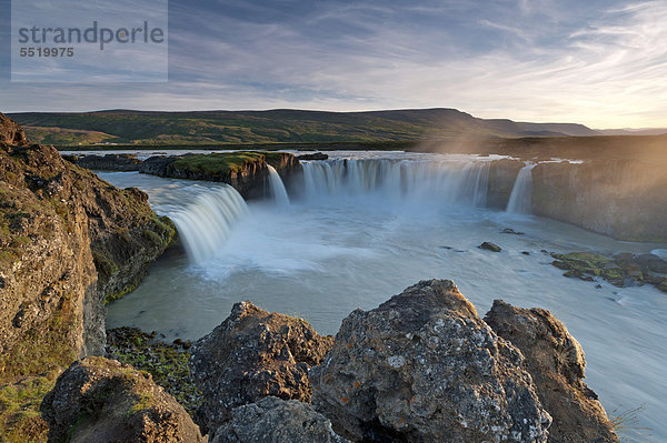 Wasserfall Go_afoss  Godafoss  Wasser des Skj·lfandafljÛt Fluss  Island  Nordeuropa  Europa