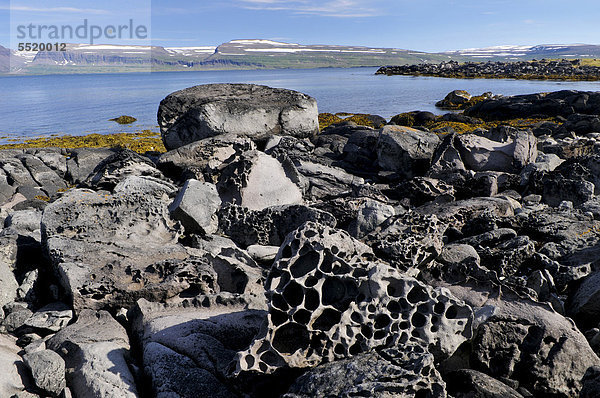 Steinformationen  Blick über den Õsafjar_ardj_p oder Isafjardardjup Richtung Hornstrandir  bei Isafjördur  Westfjorde  Westisland  Island  Europa