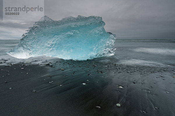 Eisberg am Strand  Gletscherlagune Jökuls·rlÛn  Südisland  Island  Europa