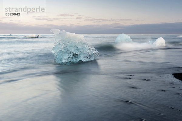 Schmelzendes Eis  Strand  Gletscherlagune Jökuls·rlÛn  Ostisland  Island  Nordeuropa  Europa