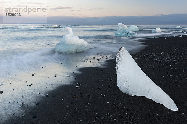 Schmelzendes Eis  Strand  Gletscherlagune Jökuls·rlÛn  Ostisland  Island  Nordeuropa  Europa