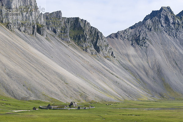 Nachgebautes Wikingerdorf  bei Höfn  Ostisland  Island  Europa