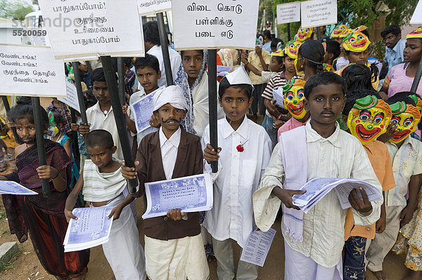 Demonstration gegen Kinderarbeit  Karur  Tamil Nadu  Indien  Asien