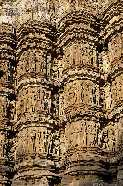 Stein-Figuren  Hindu-Gottheiten  Fassade  Tempel  Tempelbezirk von Khajuraho  Unesco Weltkulturerbe  Madhya Pradesh  Indien  Asien