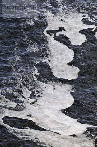 Schaum-Formation  Meer vor Smi_juvÌkurbjarg oder Smidjuvikurbjarg  Ostküste von Hornstrandir  Westfjorde  Island  Europa