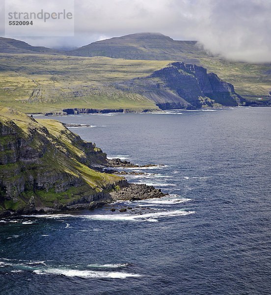 Blick auf Axarbjarg und Hornbjarg  von Smi_juvÌkurbjarg oder Smidjuvikurbjarg  Ostküste von Hornstrandir  Westfjorde  Island  Europa