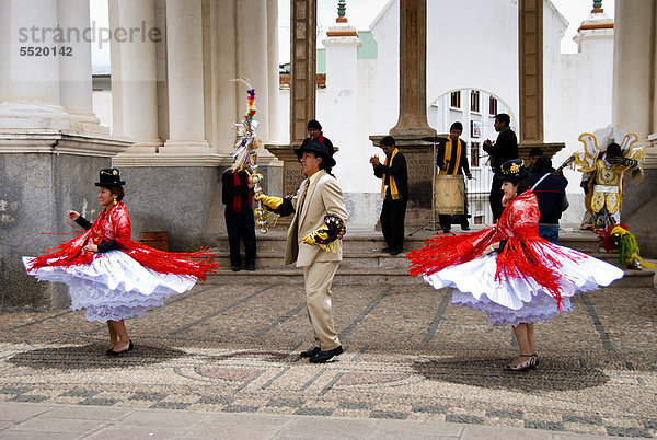 Traditioneller Tanz in Cabanaconde  Bolivien  Südamerika