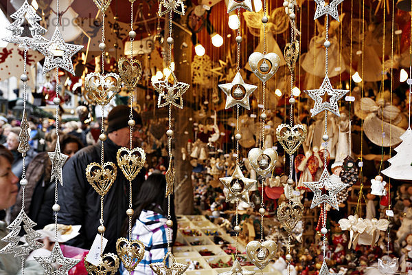 Weihnachtsschmuck zum Verkauf an einem Stand auf einem deutschen Weihnachtsmarkt  München  Oberbayern  Bayern  Deutschland  Europa