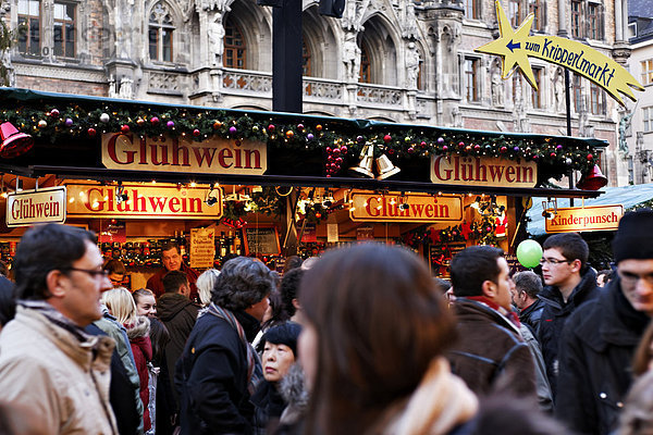 Glühwein-Stand auf einem deutschen Weihnachtsmarkt  München  Oberbayern  Bayern  Deutschland  Europa