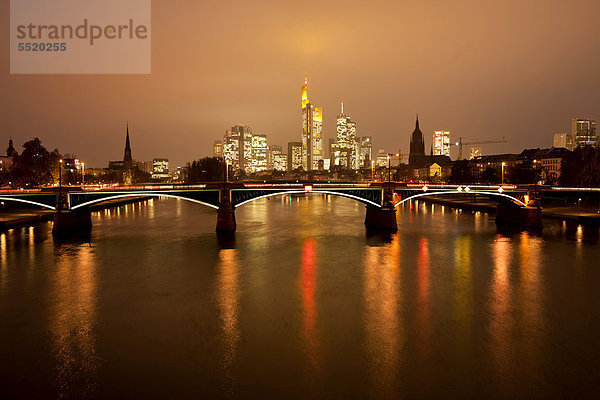 Skyline Skylines beleuchtet Europa Fluss Frankfurt am Main Abenddämmerung Deutschland Hessen