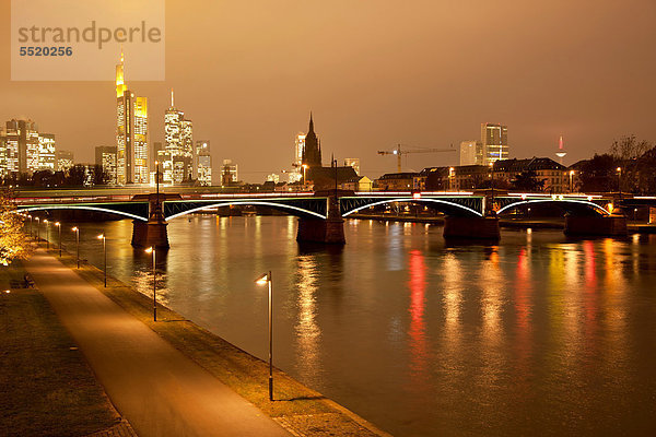 Skyline Skylines beleuchtet Europa Fluss Frankfurt am Main Bank Kreditinstitut Banken Abenddämmerung Deutschland Hessen