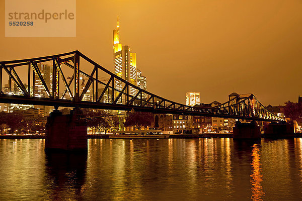 Skyline Skylines beleuchtet Europa über Brücke Fluss Frankfurt am Main Abenddämmerung Deutschland Hessen