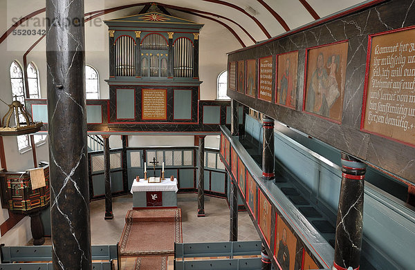 Innenraum mit Altar und Orgel der Fachwerkhallenkirche Stumpertenrod  Feldatal  Oberhessen  Hessen  Deutschland  Europa
