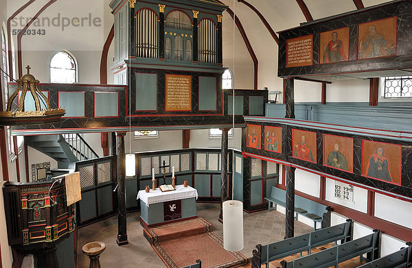 Innenraum mit Altar und Orgel der Fachwerkhallenkirche Stumpertenrod  Feldatal  Oberhessen  Hessen  Deutschland  Europa
