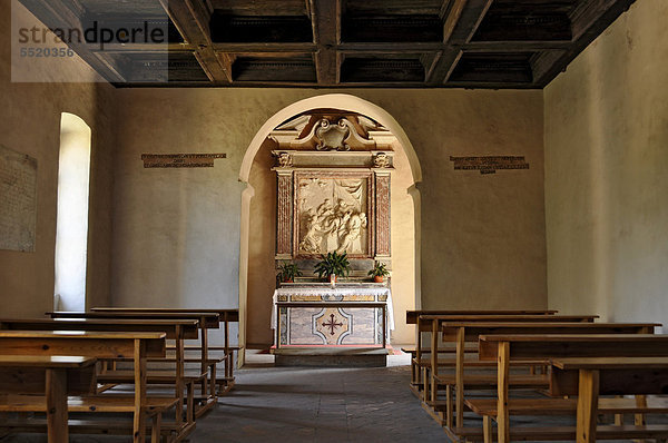 Innenraum mit Altar der Kapelle des Thomas von Aquin  Casa di San Tomaso an der gotischen Klosterbasilika der Zisterzienserabtei Fossanova bei Priverno  Latium  Italien  Europa