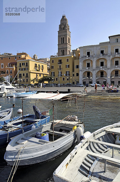 Hafen und Glockenturm  Campanile des romanischen Doms Duomo dei Santi Erasmo e Marciano  Gaeta  Latium  Italien  Europa