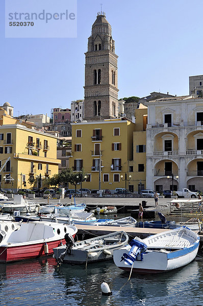 Hafen und Glockenturm  Campanile des romanischen Doms Duomo dei Santi Erasmo e Marciano  Gaeta  Latium  Italien  Europa