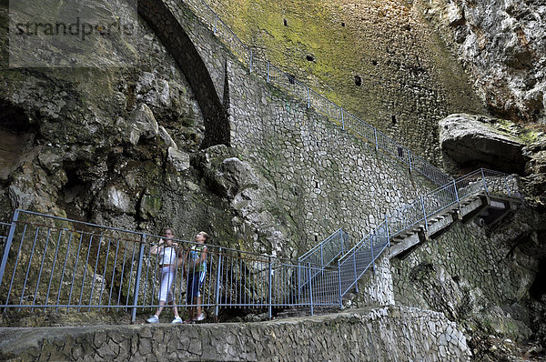 Treppe in die Karsthöhle Grotta del Turco am Meer  Gaeta  Latium  Italien  Europa