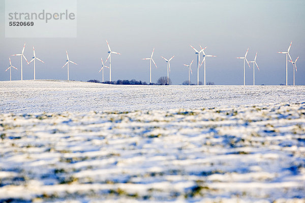 Gittermuster Gitter Kraftwerk Windturbine Windrad Windräder Europa bedecken Windenergie füttern Elektrizität Strom Deutschland Schnee