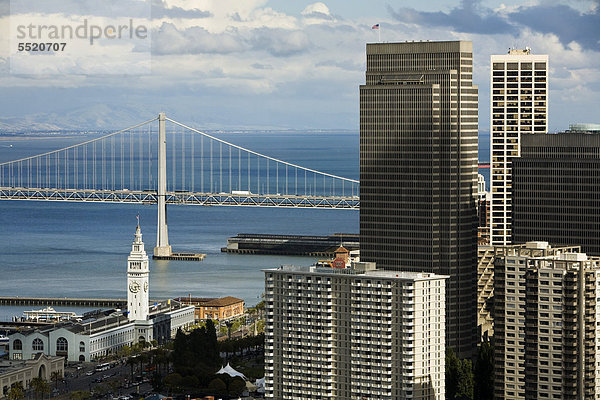 Blick vom Coit Tower auf das Financial Center mit der Oakland Bay Bridge und dem Ferry Building  links  San Francisco  Kalifornien  USA