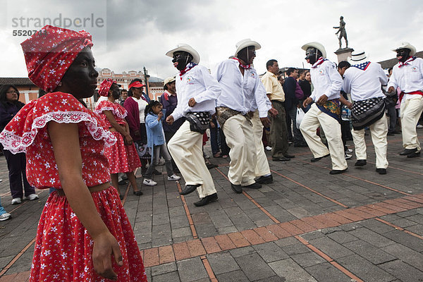 Männertanzgruppe am Rande einer Prozession  autofreier Sonntag im historischen Zentrum  Quito  Ecuador  Südamerika