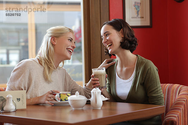 Zwei Freundinnen im Cafe