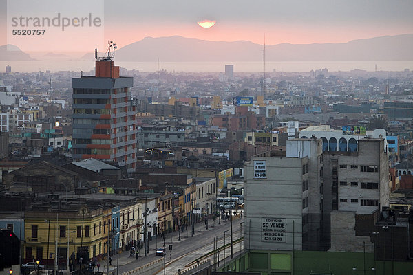 Sonnenuntergang über Lima  Peru  Südamerika