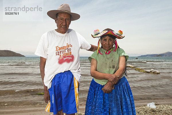 Altes Paar am Strand  Angehörige der Quechua  Playa Chifron am Nordufer des Titicaca-Sees  Capachica  Peru  Südamerika