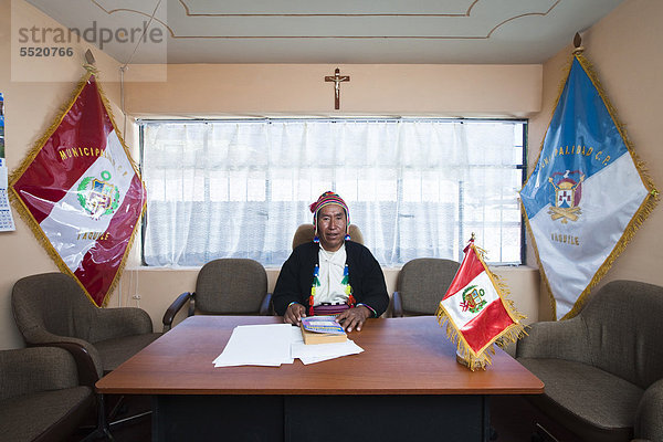Der Bürgermeister der Inselgemeinde Taquile  Angehöriger der Quechua  Taquile  Peru  Südamerika