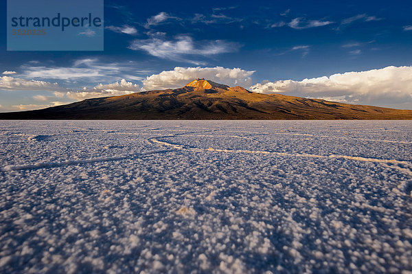 Salzsee mit Bergmassiv  Salar de Uyuni  Uyuni  Bolivien  Südamerika