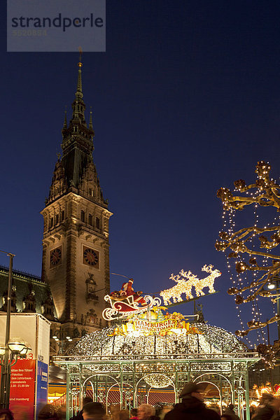 Weihnachtsmarkt  Rathausplatz  Hamburg  Deutschland  Europa