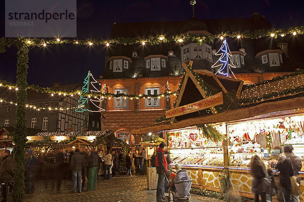 Weihnachtsmarkt vor dem Rathaus  Goslar  Niedersachsen  Deutschland  Europa