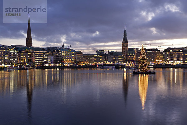 Binnenalster und Rathaus zur Weihnachtszeit  Hamburg  Deutschland  Europa