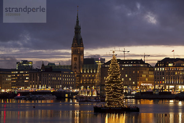Binnenalster und Rathaus zur Weihnachtszeit  Hamburg  Deutschland  Europa
