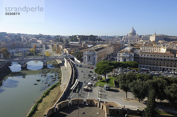Sicht von der Engelsburg auf den Fluss Tiber und den Vatikan  Rom  Italien  Europa