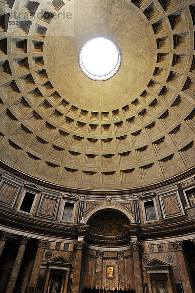 Innenansicht der Kuppel vom Pantheon  Unesco Weltkulturerbe  Rom  Latium  Italien  Europa