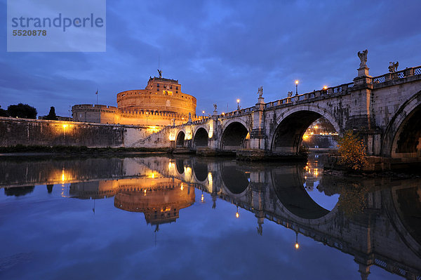 Engelsburg mit Engelsbrücke spiegelt sich im Fluss Tiber im Licht der Dämmerung  Rom  Italien  Europa
