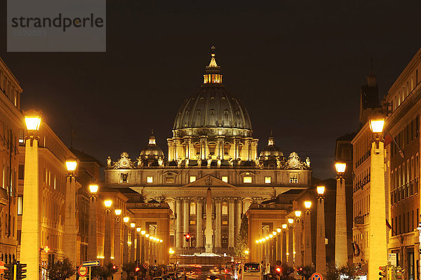 Petersdom  beleuchtet bei Nacht  Via della Conciliazione  Vatikan  Rom  Italien  Europa