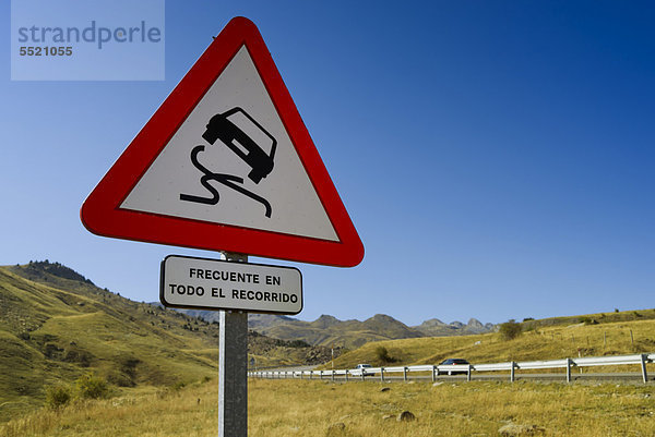 Warnschild Schleudergefahr an der Passstraße auf dem Weg zum El Portalet  Grenzkamm zwischen der Region Aragonien und dem französischen DÈpartement Hautes-PyrÈnÈes  Spanien  Europa  ÖffentlicherGrund