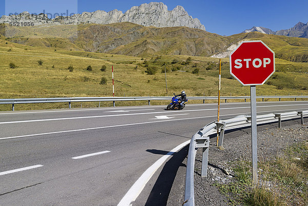 Stoppschild an der Passstraße auf dem Weg zum El Portalet  Grenzkamm zwischen der Region Aragonien und dem französischen DÈpartement Hautes-PyrÈnÈes  Spanien  Europa  ÖffentlicherGrund