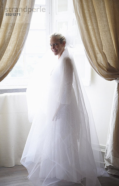Fenster  Braut  lang  langes  langer  lange  Kleidung  Schleier