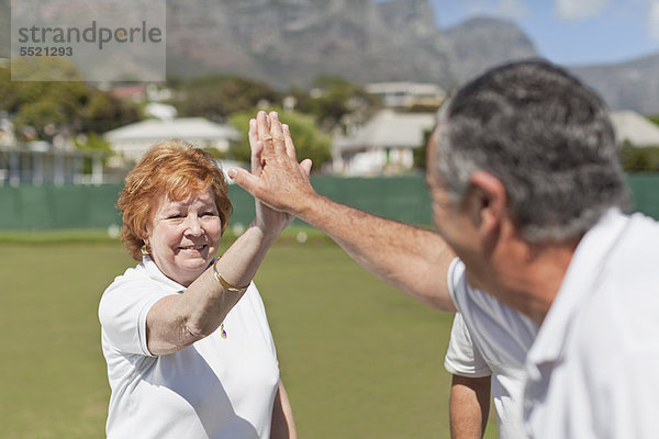 hoch  oben  Außenaufnahme  alt  High-Five  High Five  freie Natur