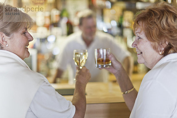 Frau  Bar  zuprosten  anstoßen  alt