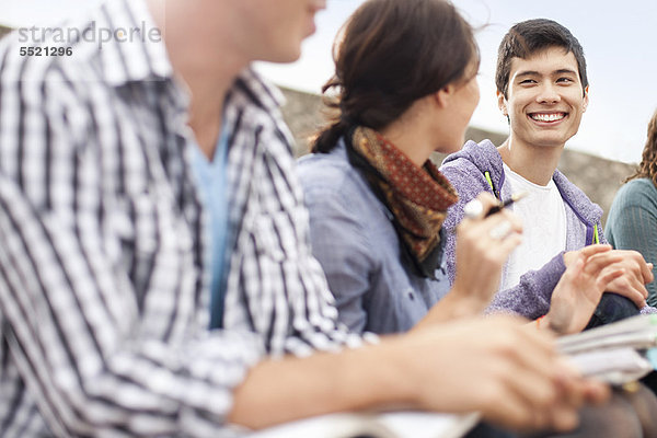 Außenaufnahme  Zusammenhalt  lernen  Student  freie Natur